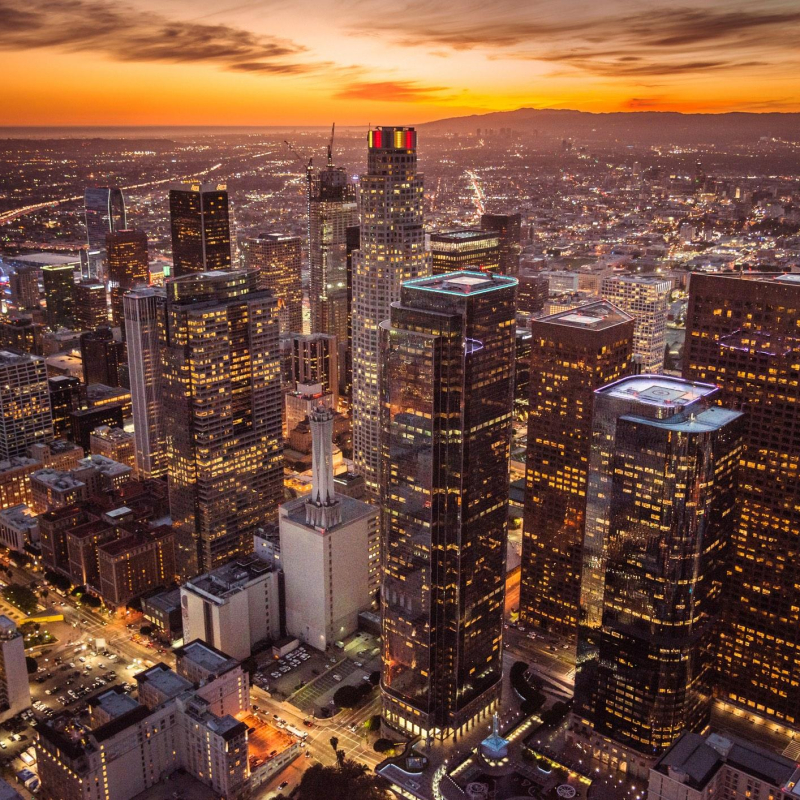 376-1686745879-la_neighbourhood3_hero3_gettyimages-1212376454